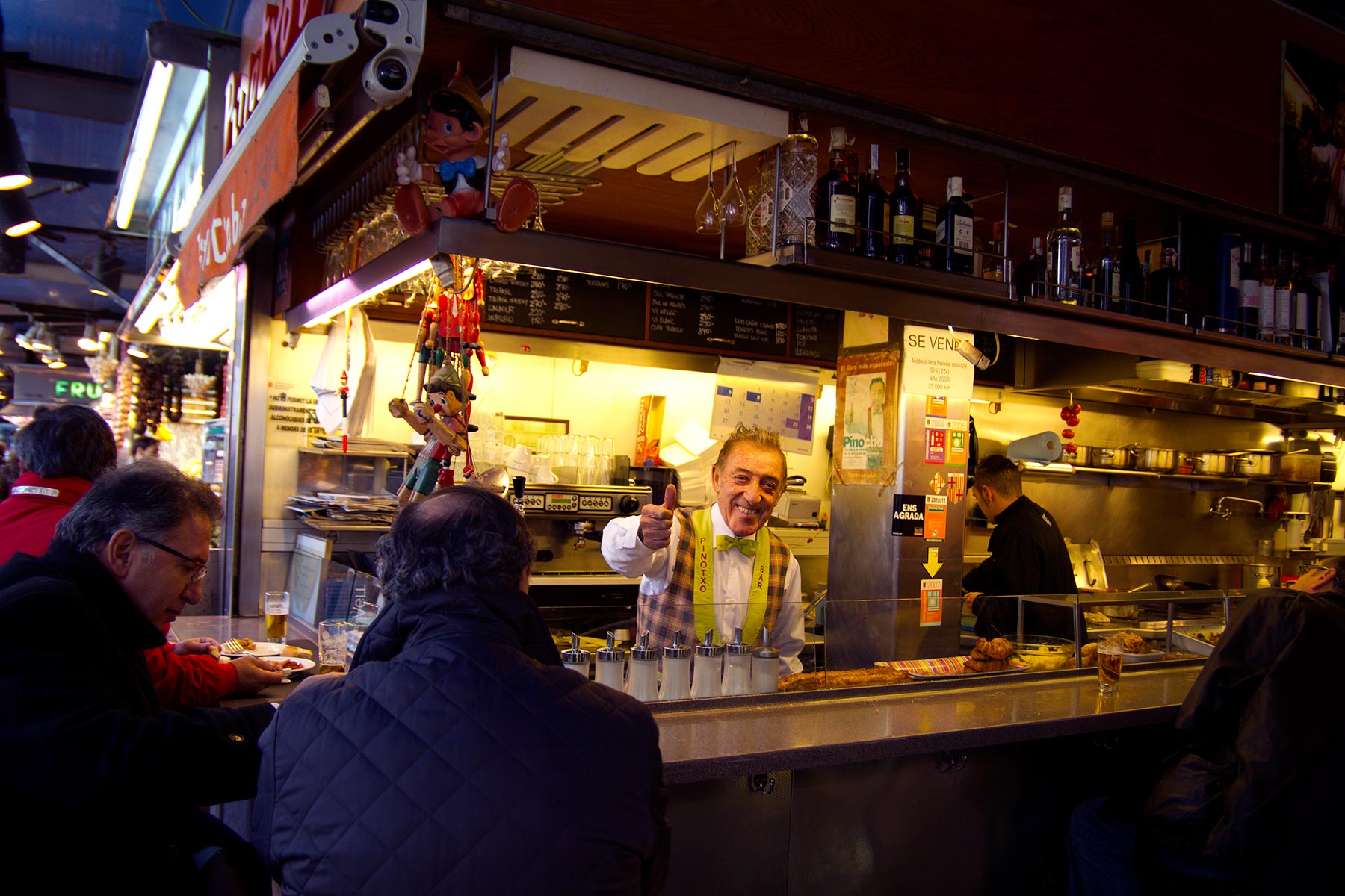 Boquerian kauppahallin Bar Pinotxon omistaja Juanito on aina hyvällä tuulella. © tripsteri.fi / Tuulia Kolehmainen