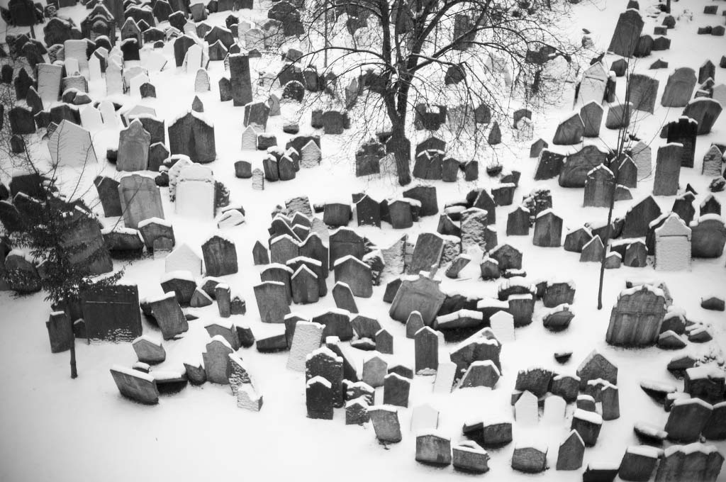 Prahan vanha juutalainen hautausmaa on tunnelmallinen myös talvella. Kuva: Alfred Weidinger, Flickr CC (talvella)