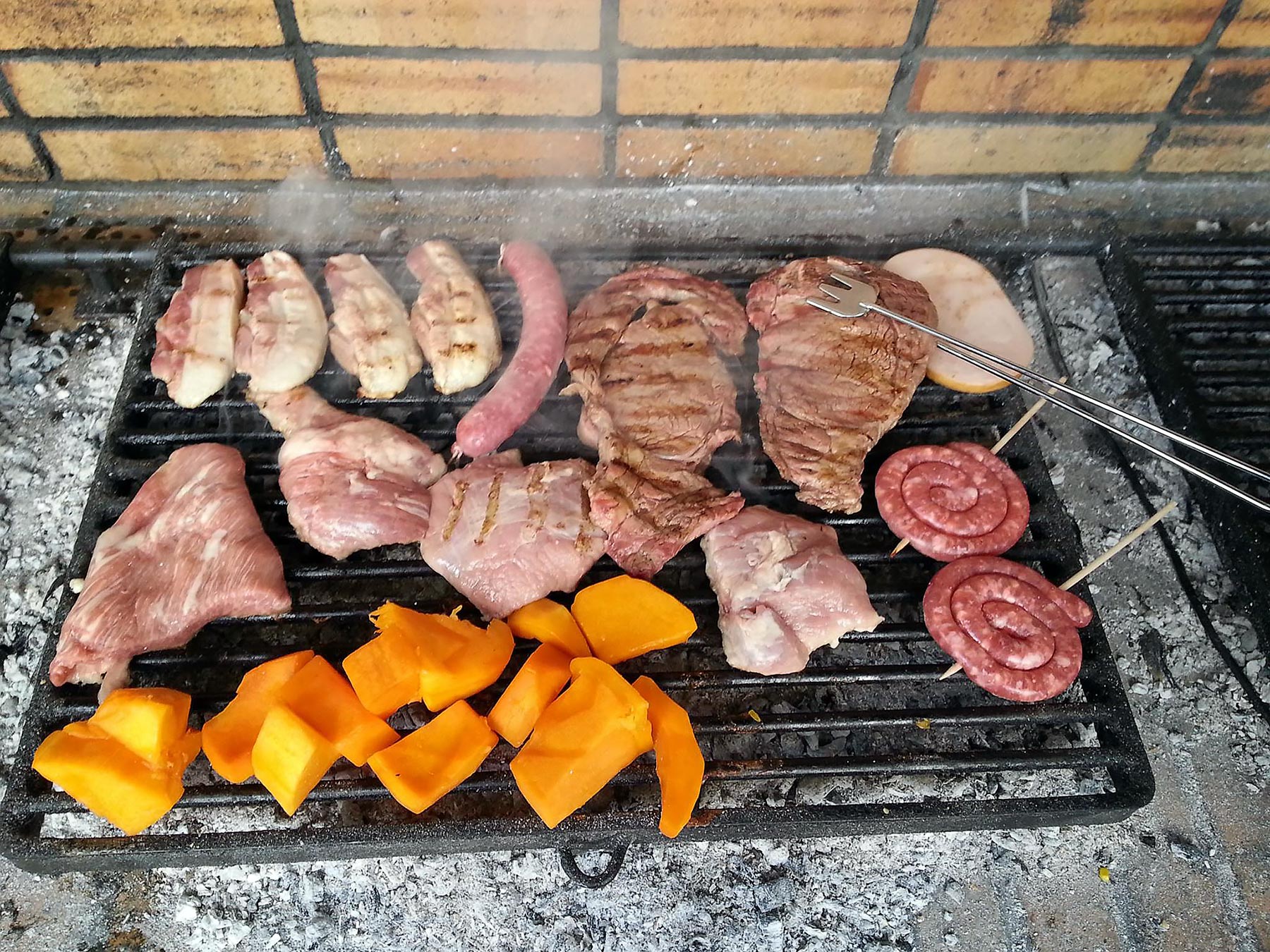 Calçot-menuun kuuluu grillattua lihaa, makkaroita ja vihanneksia. ©Anna Ruohonen