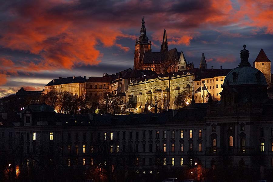 Prahan linna näyttää ulkoa linnaa enemmän palatsilta, mutta kellareista löytyy keskiaikaisia tunnelmia.