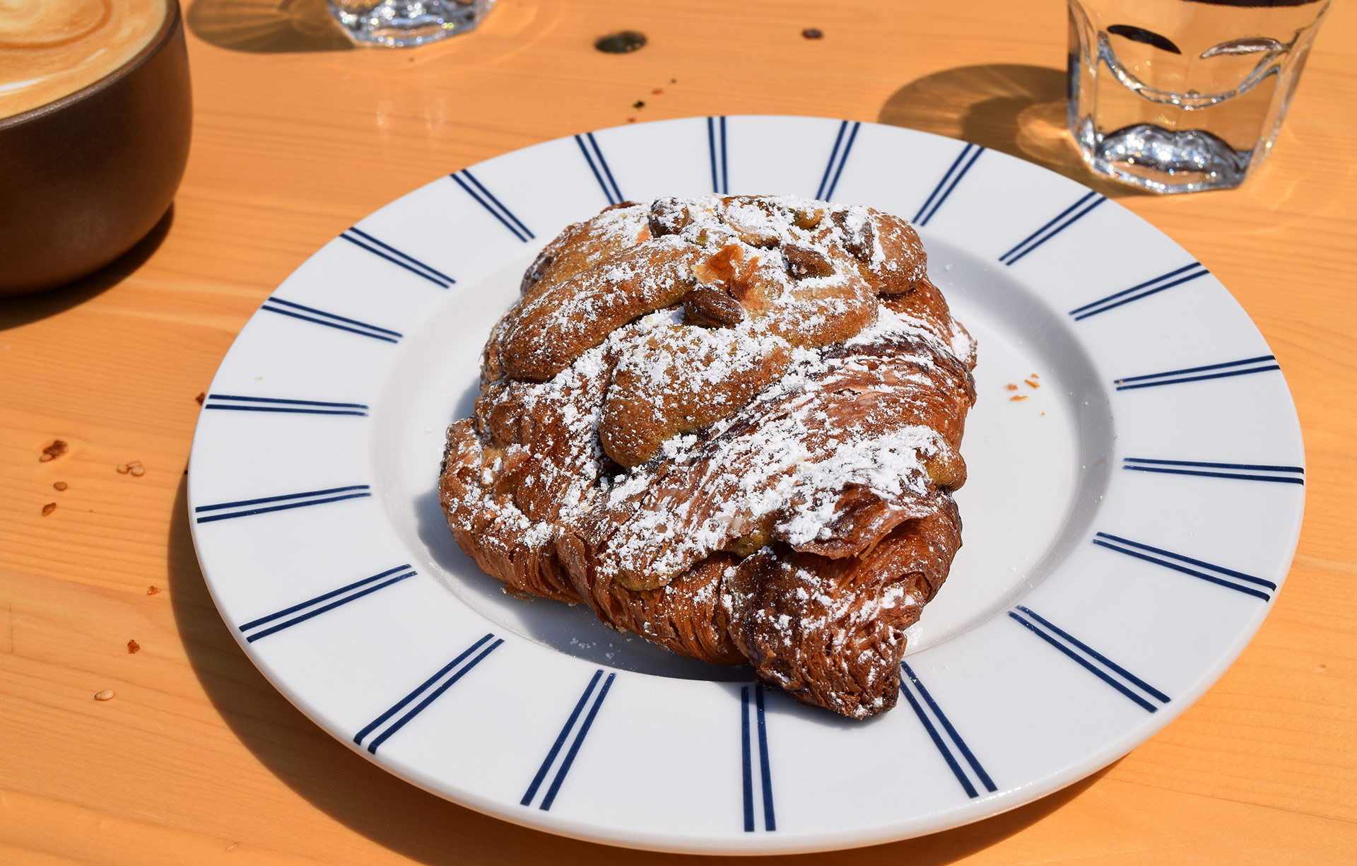 Karhunvatukkapistaasicroissant on Neighbor Bakehousen suosituimpia leivonnaisia. Kuva: Reetta Kemppi