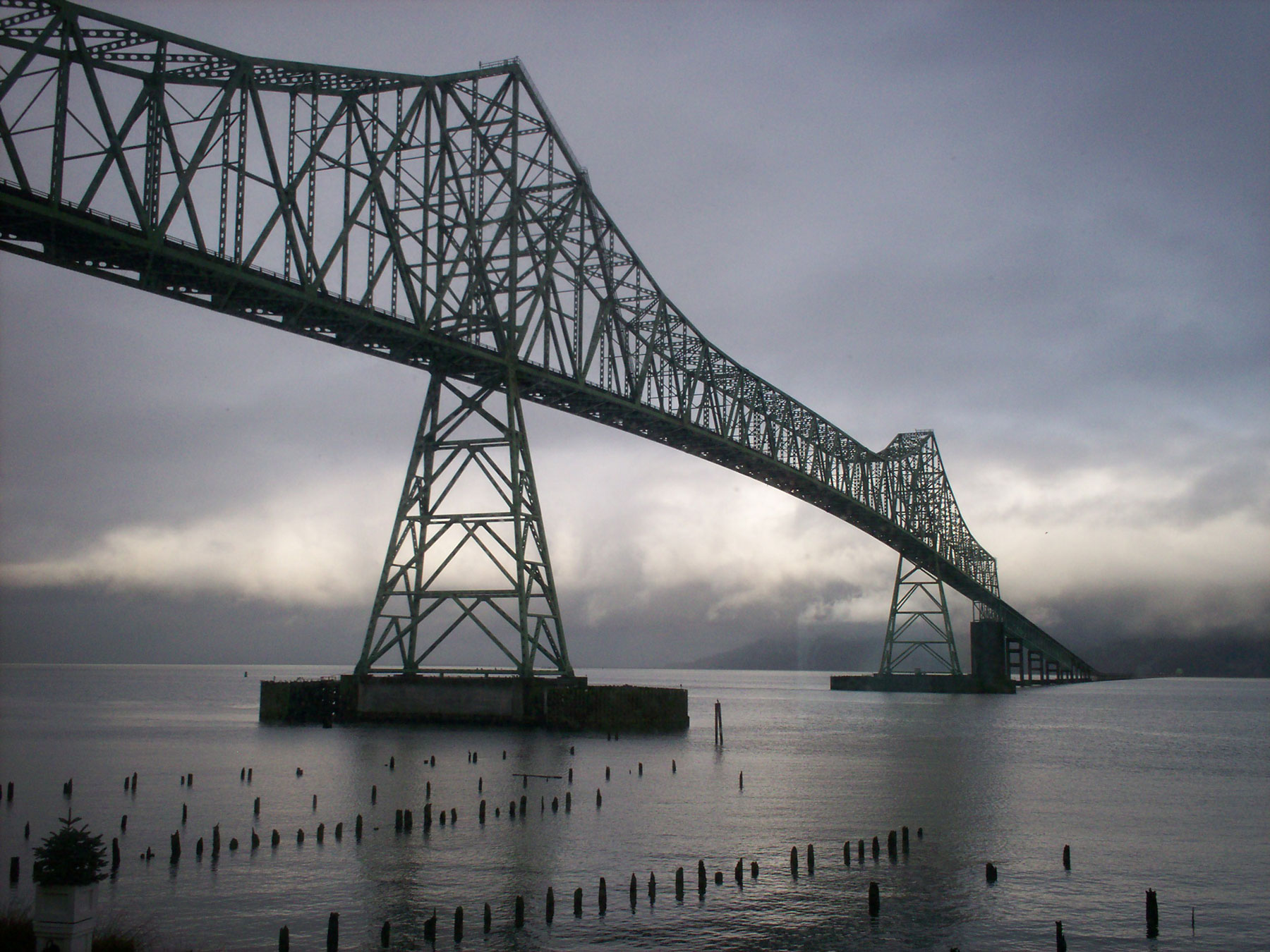 Yli kuusi kilometriä pitkä Astorian silta ylittää Columbia-joen ja vie samalla Washingtonista Oregoniin. (c) thirteenthbat/Flickr.com, CC 2.0