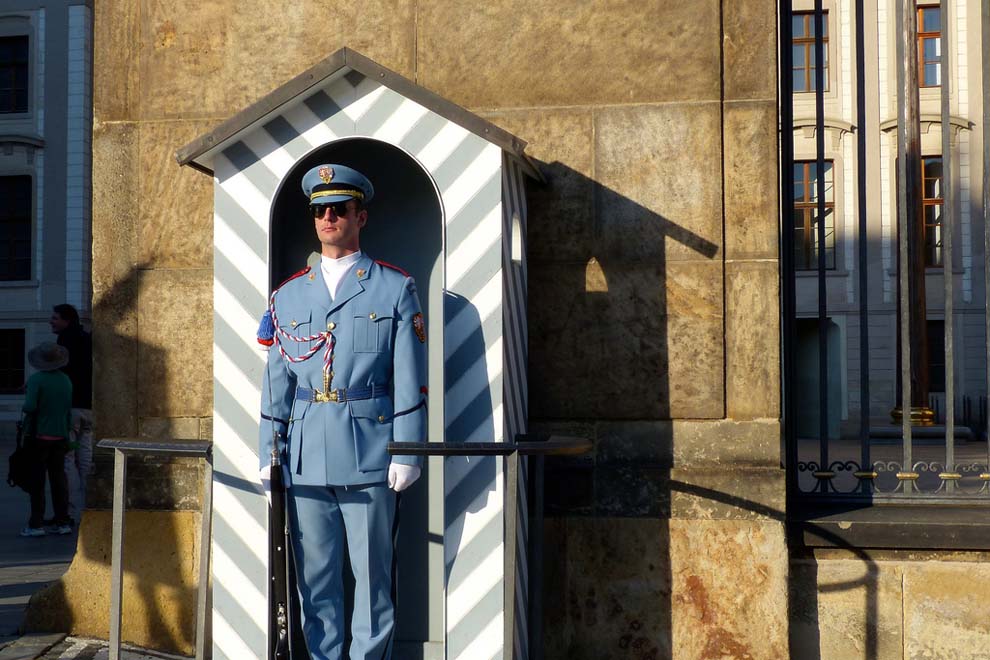 Prahan linnan vartijoilla on tyylikkäät univormut. Kuva: Roman Boed, Flickr CC