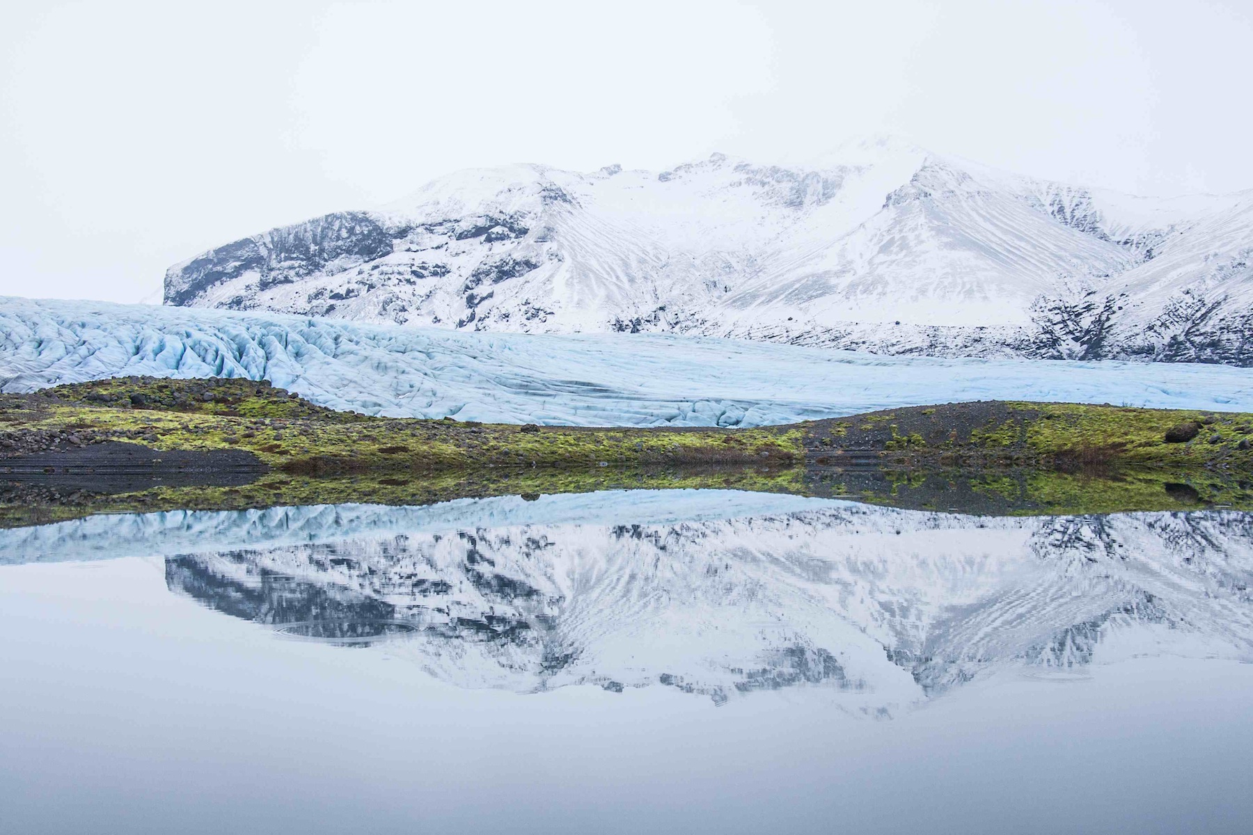 Vatnajökullin jäätikön voi kirkkaalla säällä nähdä autonikkunasta, kun ajelee ykköstietä Islannin etelä- ja kaakkoisrannikolla. Poikkea Skaftafellin luonnonpuistoon jäätikkövaellukselle. Kuva: Björgvin Hilmarsson.