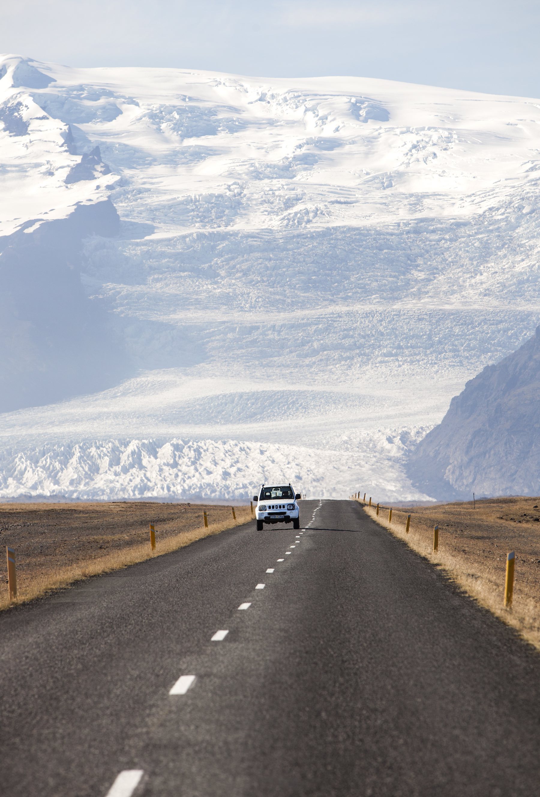 Islannin ykköstie on päällystetty ja hyväkuntoinen, mutta kapea ja hidaskulkuinen. Maksiminopeus on 90 km/h. Kesäaikaan: varo lampaita! Kuva: Björgvin Hilmarsson