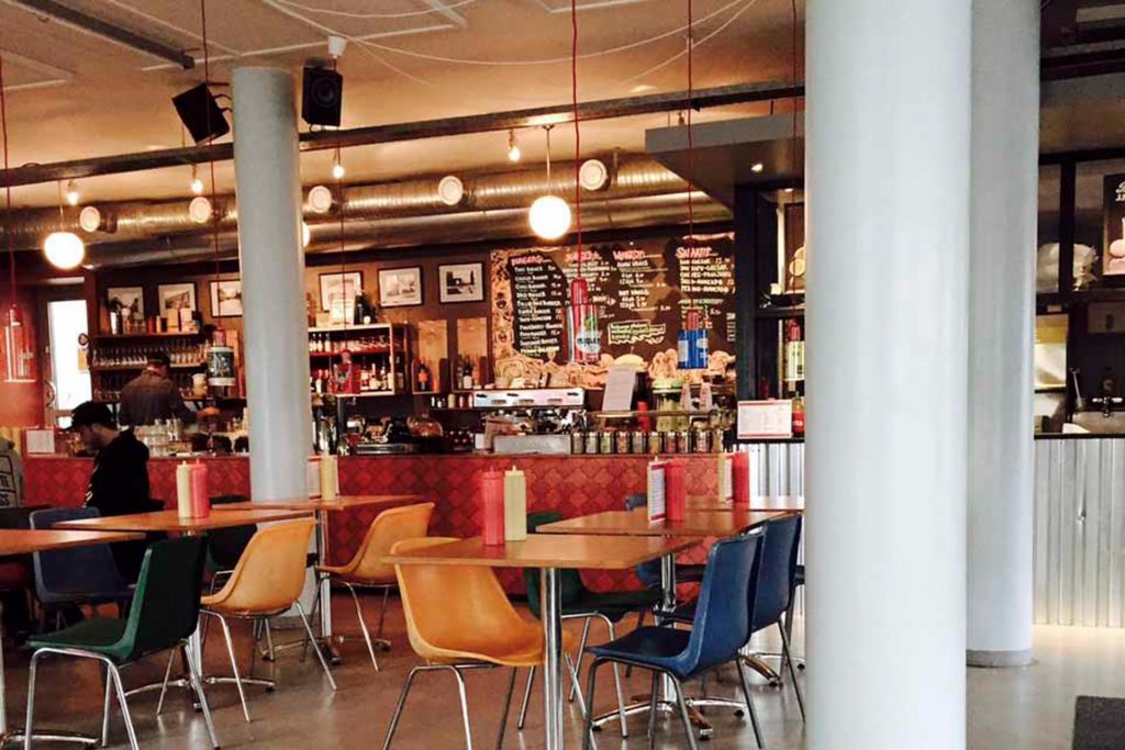 Jos etsit Rovaniemeltä rentoa baaria tai ravintolaa, suuntaa Kauppayhtiölle. (Kuva: Liisa Kuittinen)