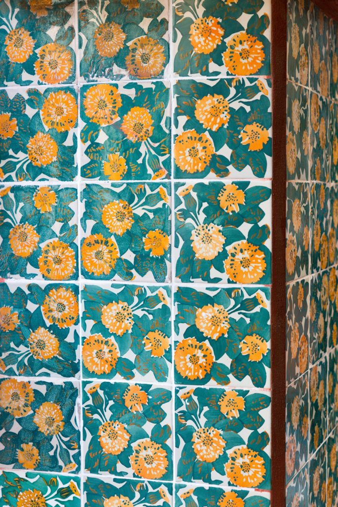 Casa Vicensin leskenlehtikoristeisia keramiikkalaattoja © Tuulia Kolehmainen