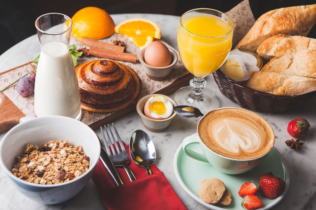 Где красиво позавтракать. Молочные блюда на завтрак перспектива. Напитки на завтрак от диетолога. Солнечный свет на завтрак. Хавтрок.