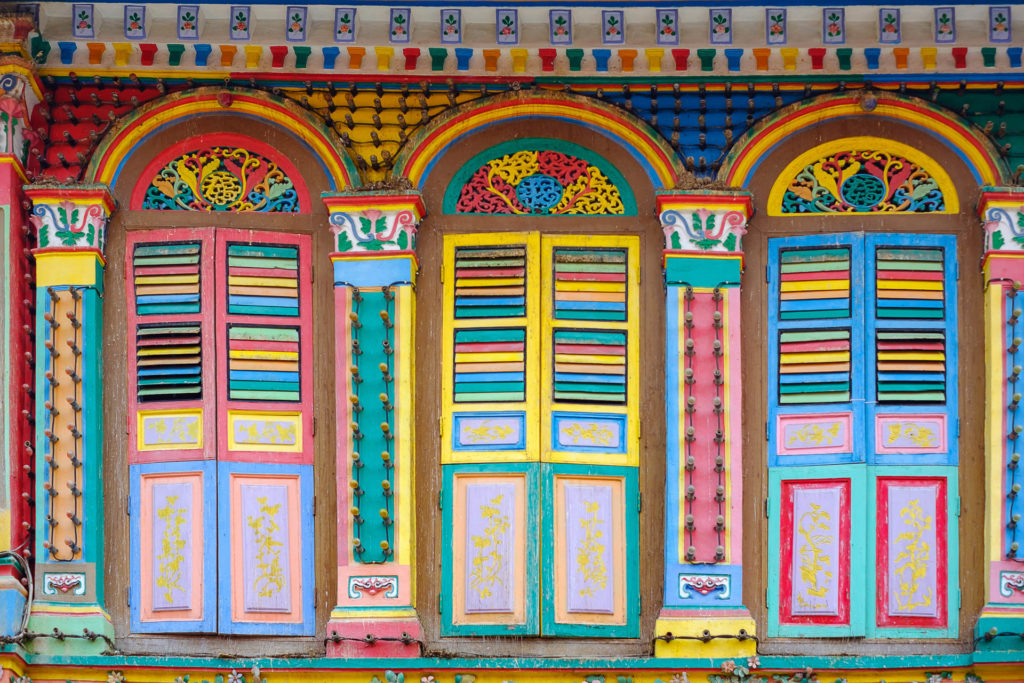 Little India on täynnä värikkäitä rakennuksia. 