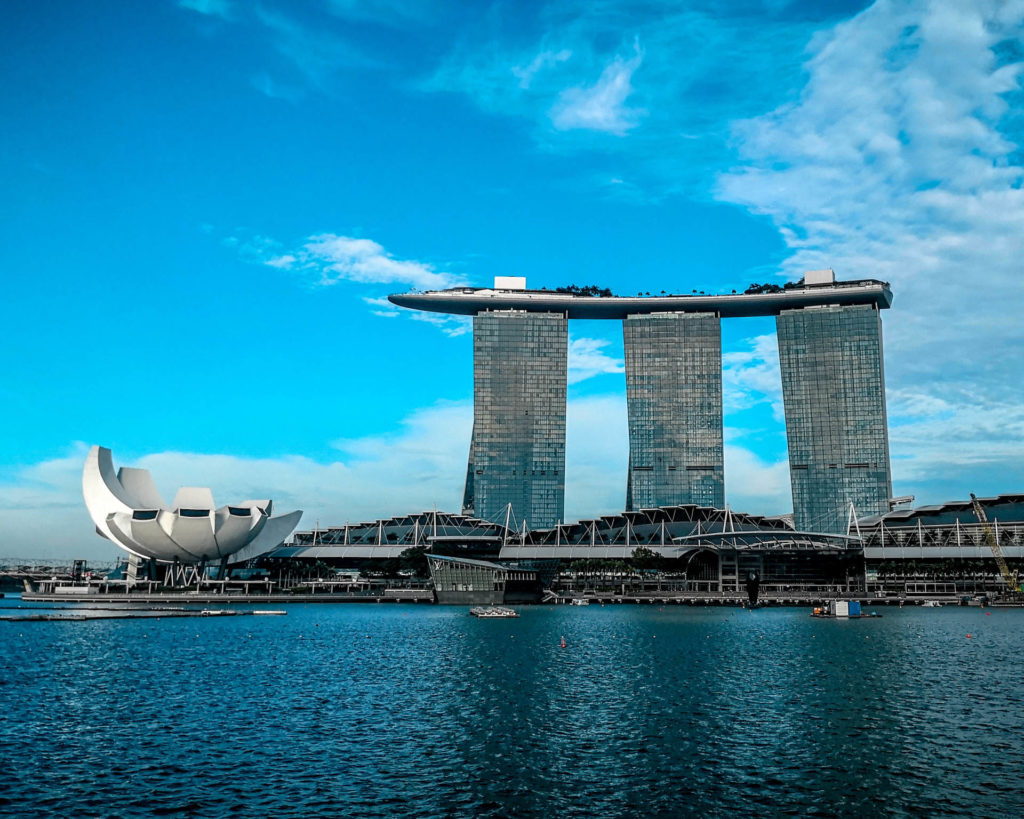 Marina Bay Sands on osa Singaporen tunnetuin rakennus. Kuva: Kelvin Zyteng - Unsplash.