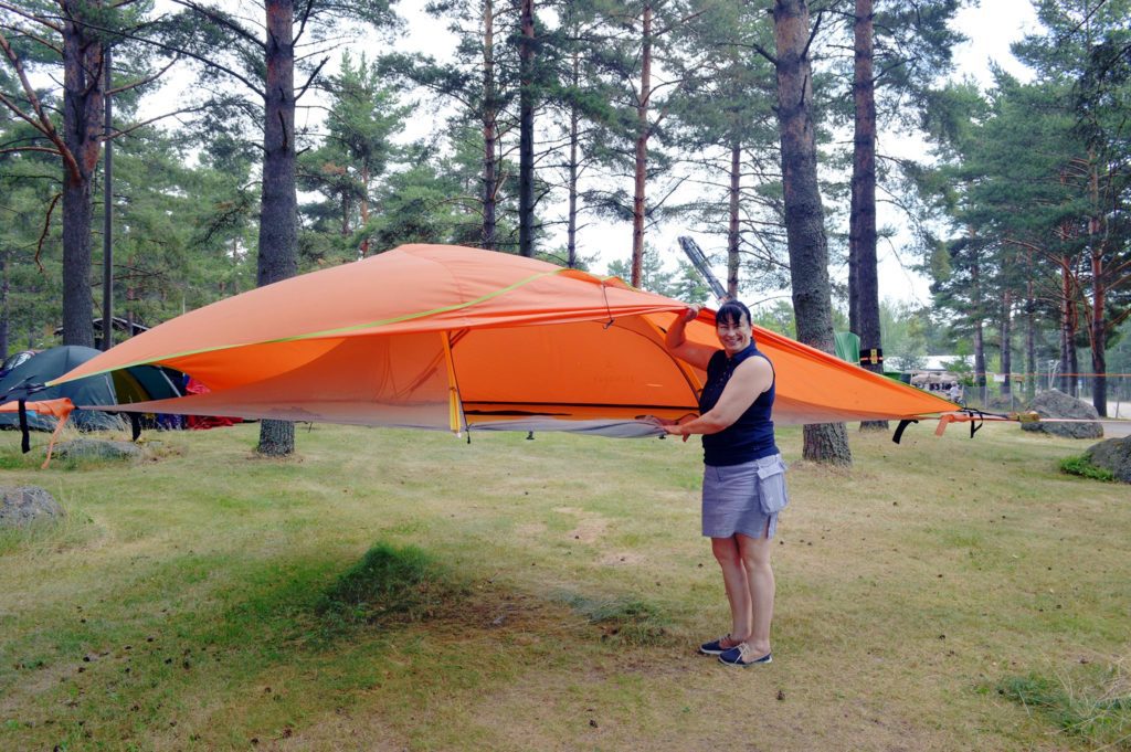 Santalahti Resortin toinen omistaja Katriina Halles-Markkola esittelee isoa tentsileä eli puumajoitetta.