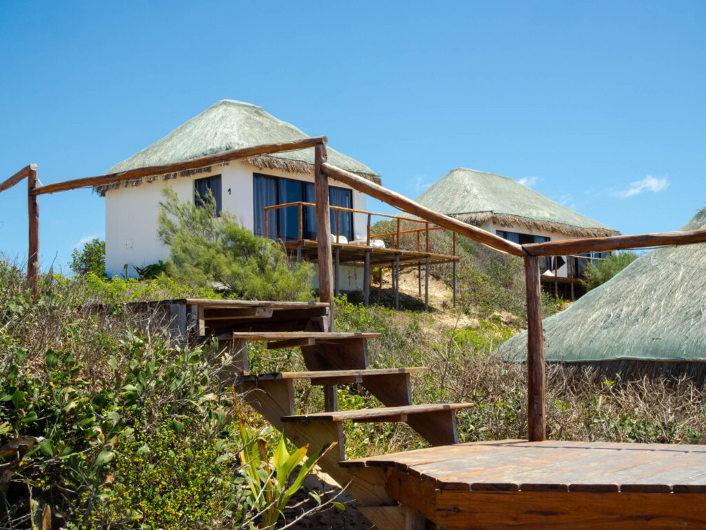Hotelli Kumba Lodge, Tofo, Mosambik, valkea talo kukkulalla.