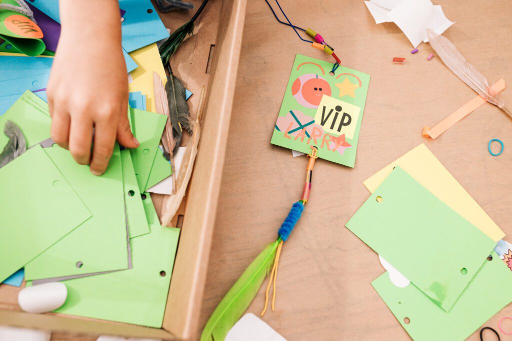 Askartelua lasten alueella – tee oma VIP-passi! Kuva: Samuli Pentti / Flow