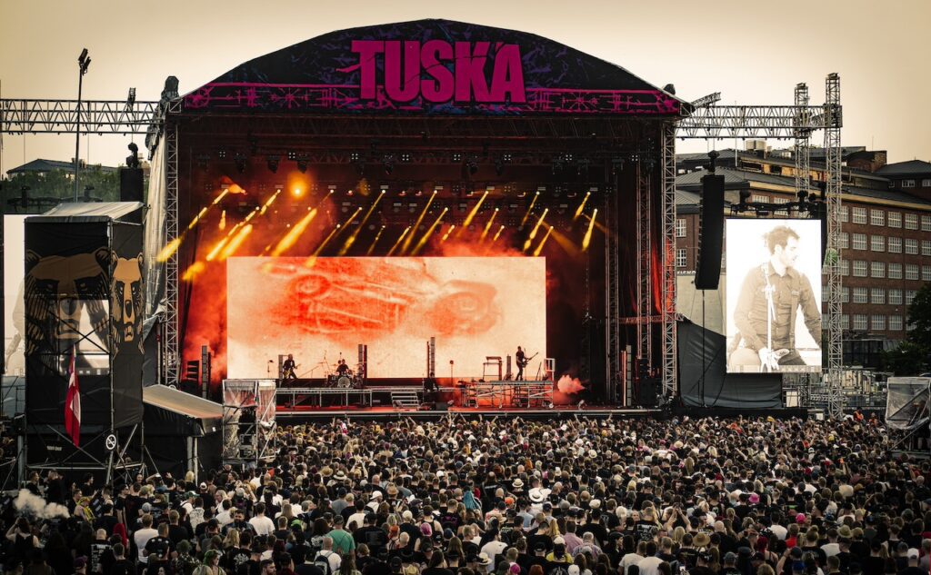 Kuvassa rockyhtye ja lava.