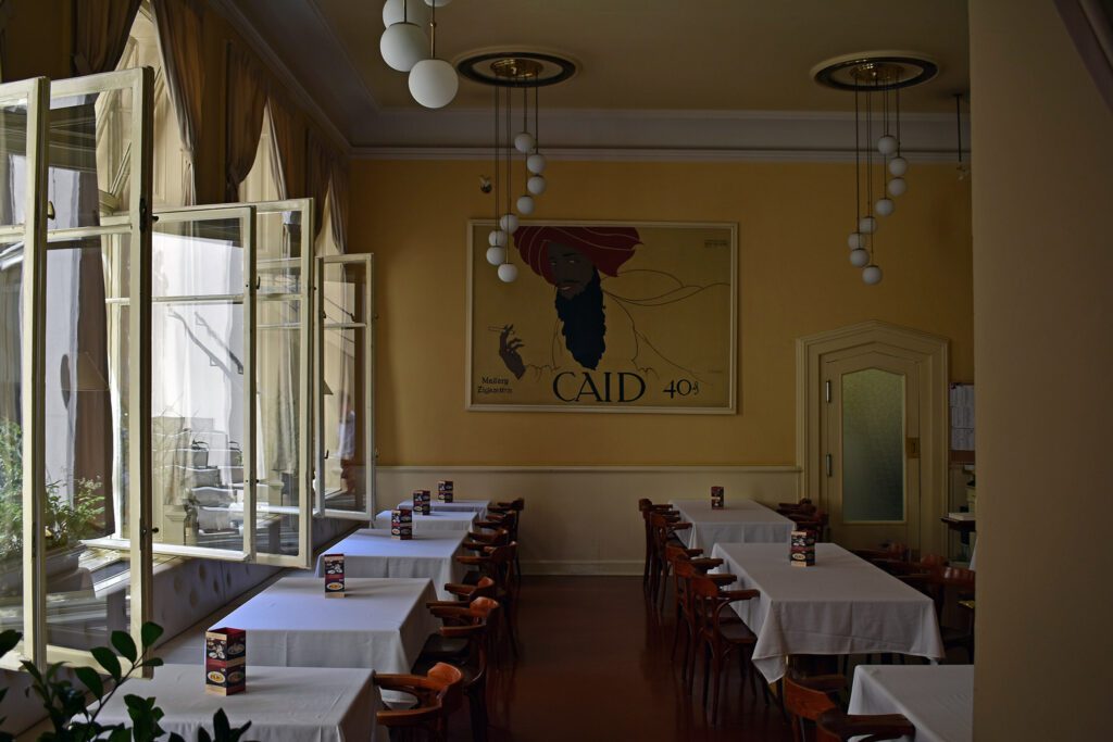 Café Louvre. Kuva: Ymblanter - Own work, CC BY-SA 4.0, https://commons.wikimedia.org/w/index.php?curid=144058365