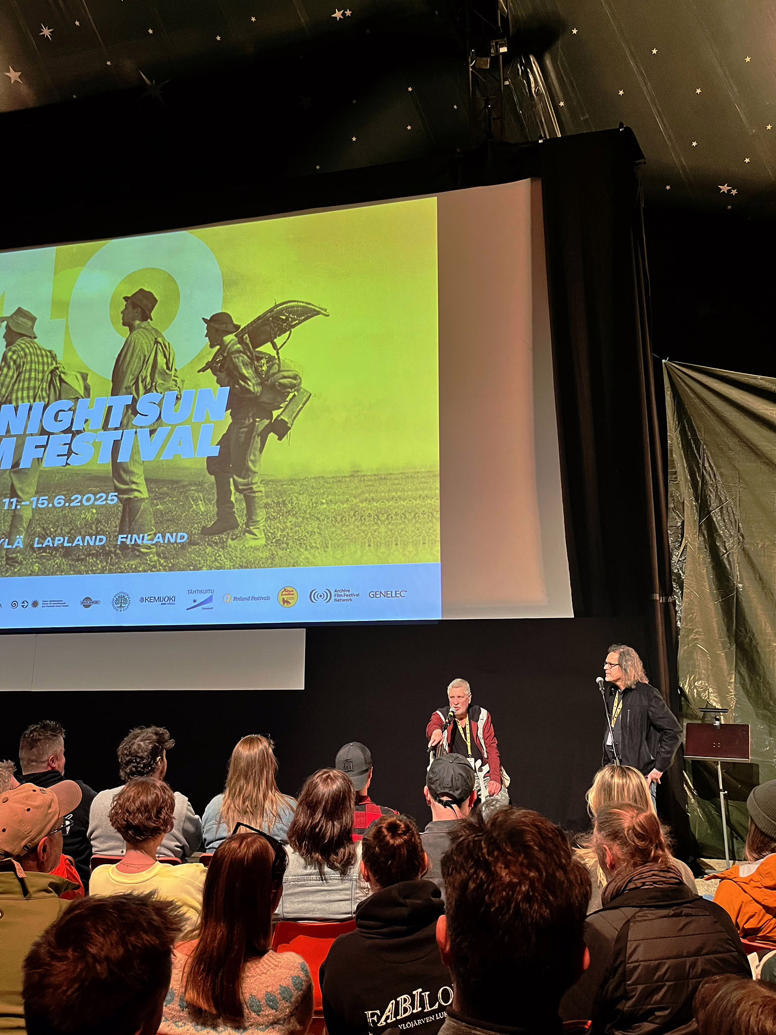 Taiteellinen johtaja Timo Malmi haastatteli näyttelija Kari Väänästä. Kuva: Niina Castillo