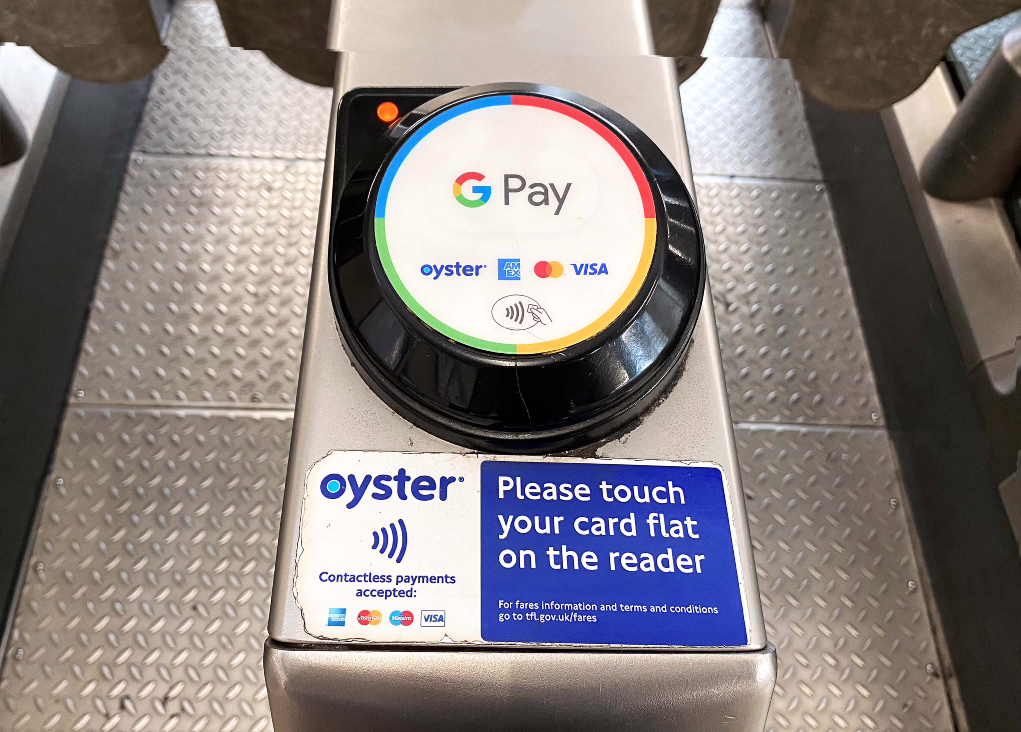 Kortinlukulaite Lontoon metron portilla