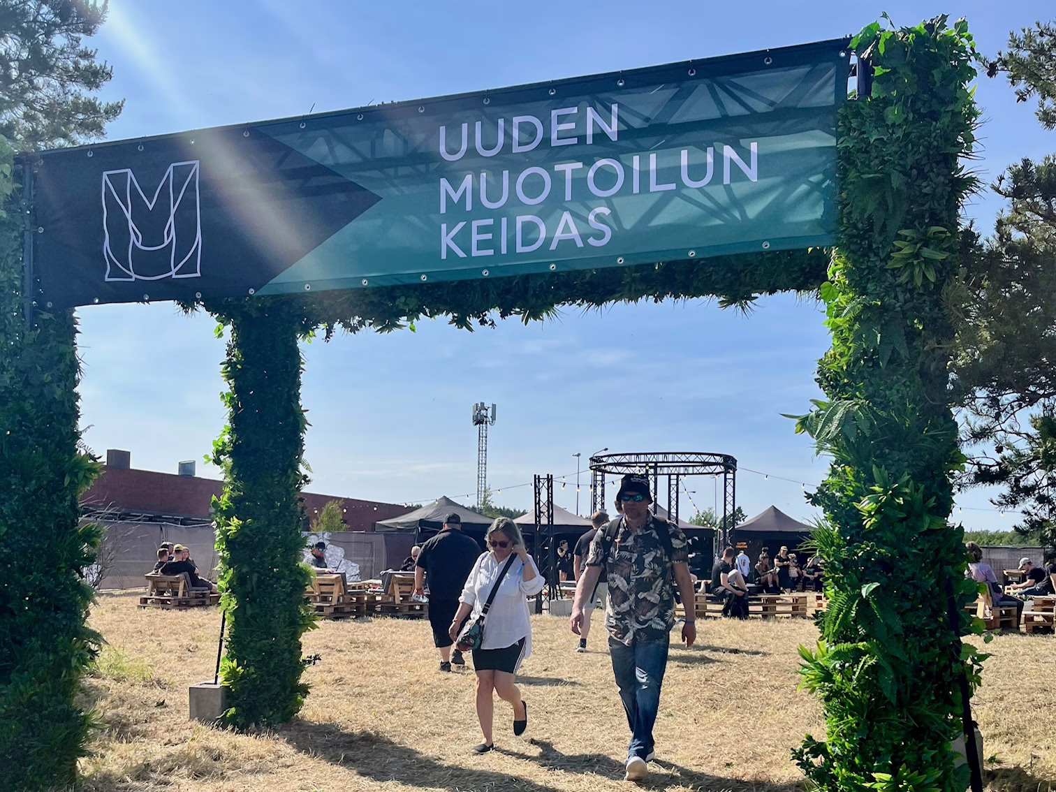 Kasveilla koristeltu portti käsityöläisten esittelypisteelle.