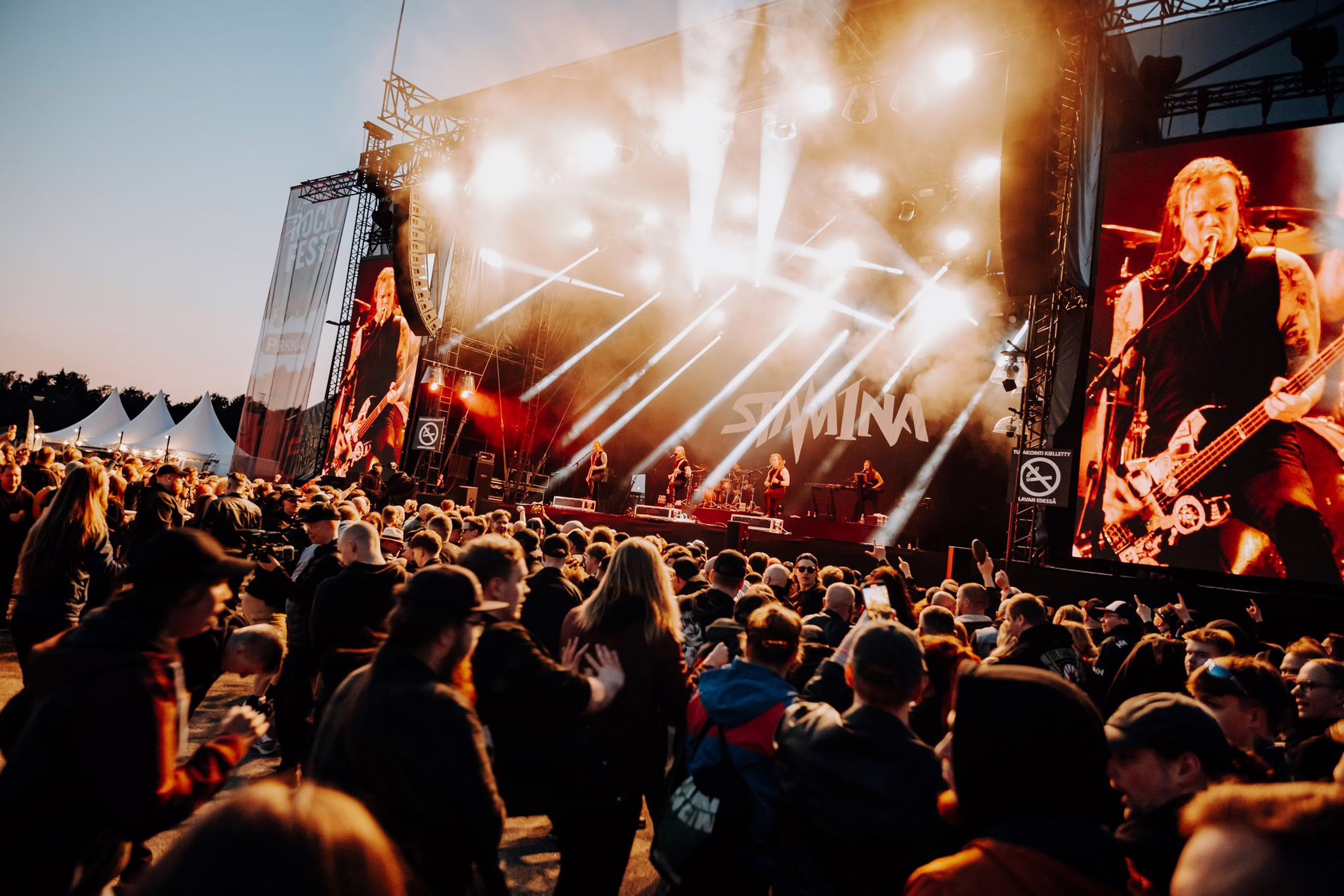 Keikkalava ja valoja kesäillassa