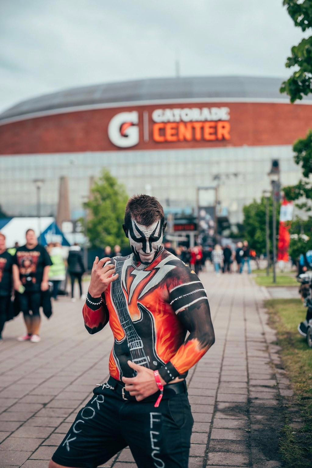 Hienoon kasvomaalaukseen sonnustautunut festivaalirokkaaja.